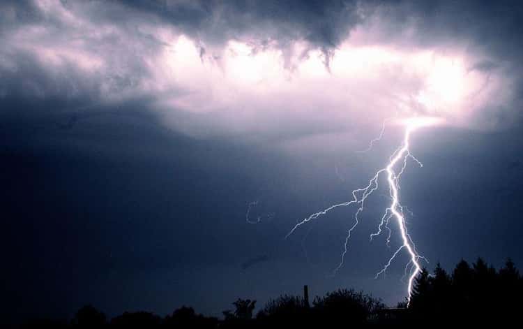 Lightning has been falling for 100 years, still chasing even after death, the unluckiest person in the world