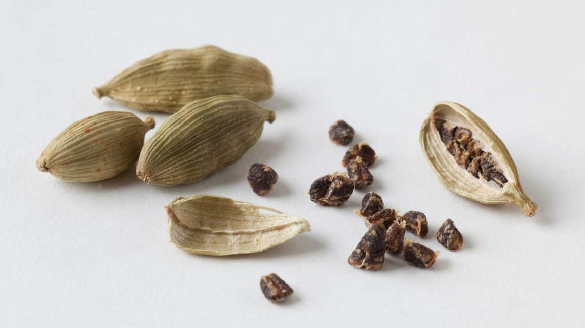 Are you also throwing away cardamom bark as useless, then know its innumerable benefits.
