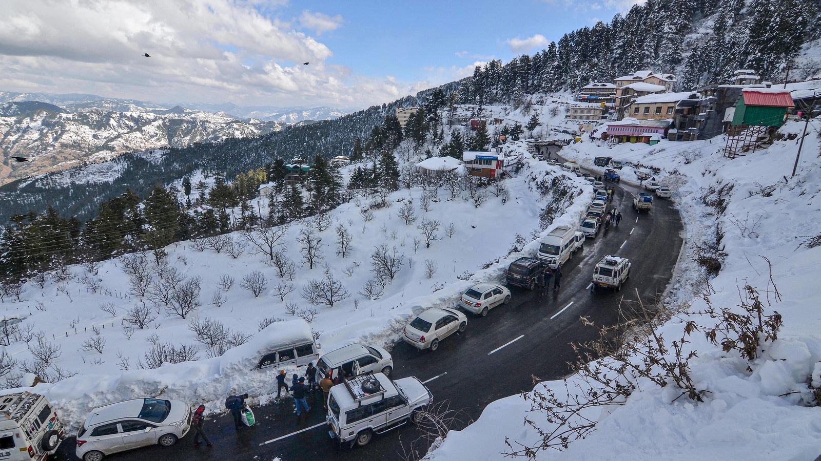 Visit this famous hill station to enjoy the snowfall in December, you will feel like you are in heaven.