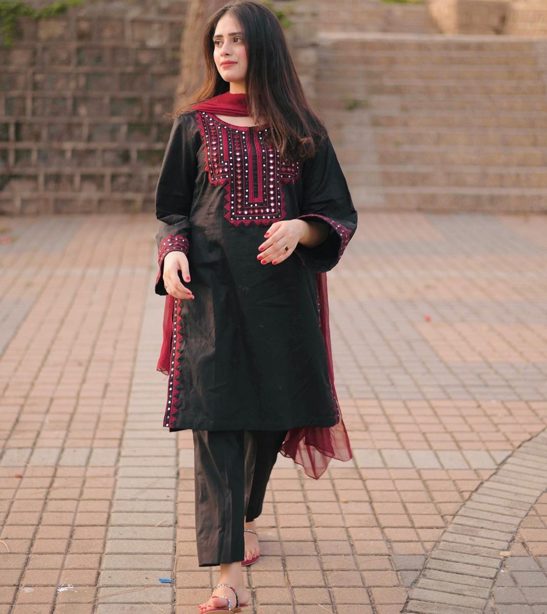 Avoid these fashion mistakes if you want to look taller even in a simple dress