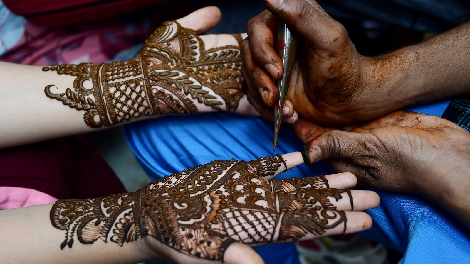 With this dark remedy, the color of henna will be very dark, you will not take your eyes off your hands