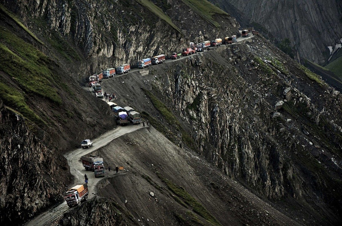 These are the most dangerous roads in India, it takes courage to cross this road