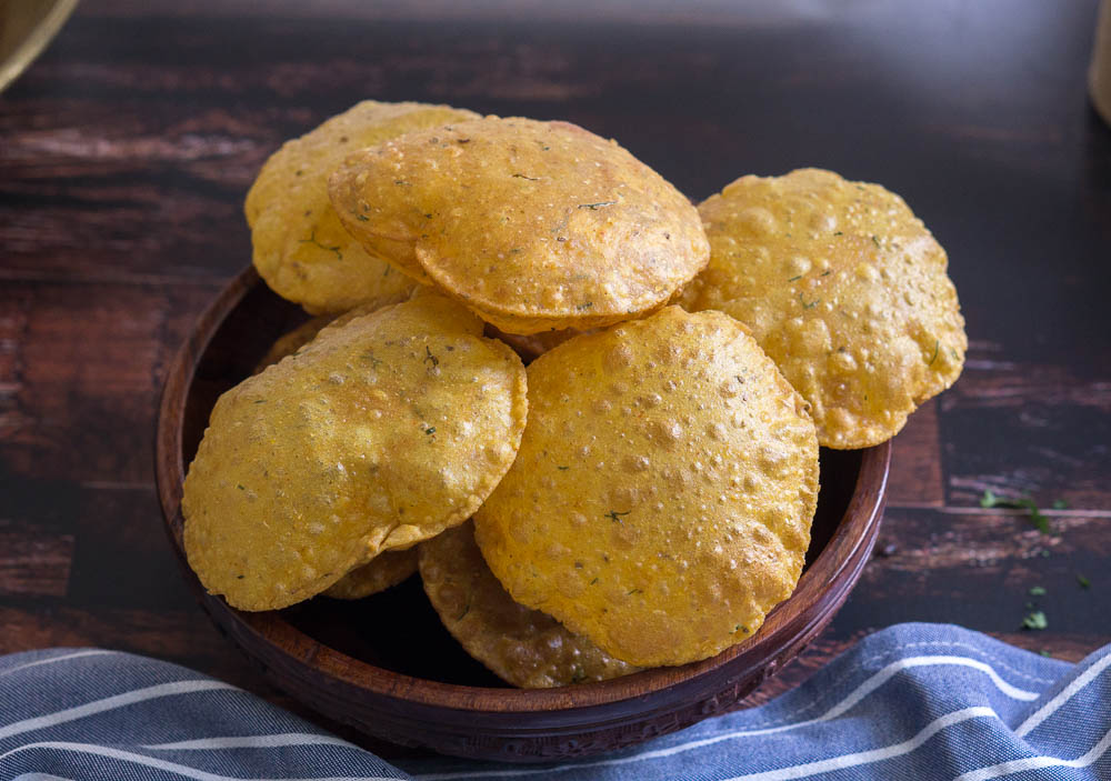A delicious breakfast ready in 10 minutes with just green chillies and coriander, know the masala puri recipe.