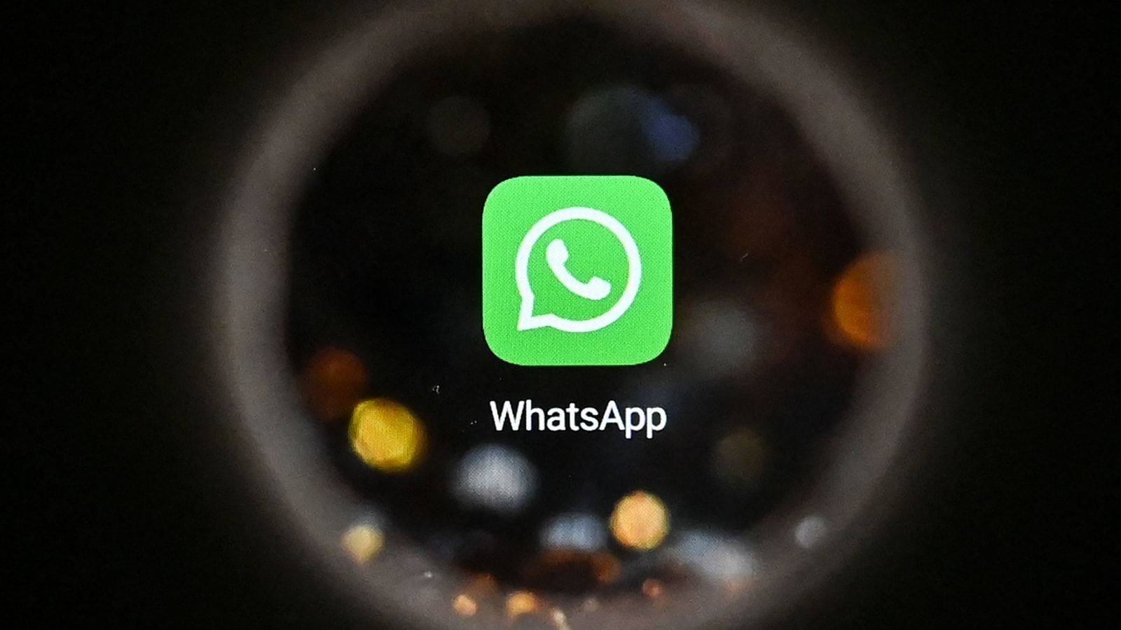 WhatsApp New Feature: Personal chat on WhatsApp will be locked with a secret code, a new feature has been introduced for these users.