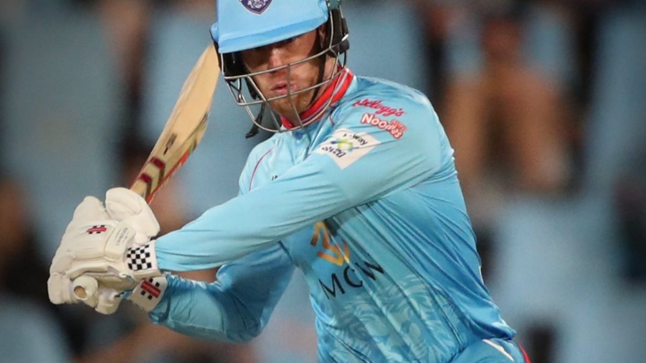 6 wickets fell for 42 runs and he scored a century off 48 balls, this brave batsman single-handedly took on the entire team.